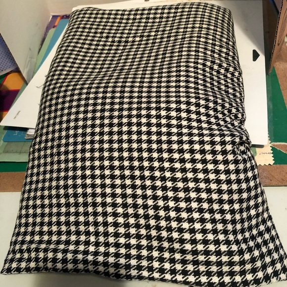 Classic Black and White Houndstooth fabric-perfect for a skirt or blazer or both - Picture 1 of 5